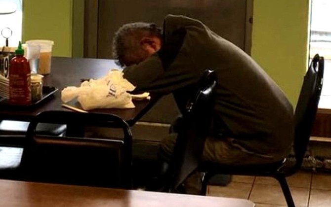 Nişanlısı ilə restorana getdi, yatıb masada qaldı - Bakıda qəribə hadisə