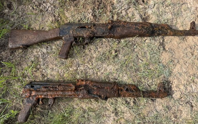 Su kanalından odlu silahlar tapıldı
