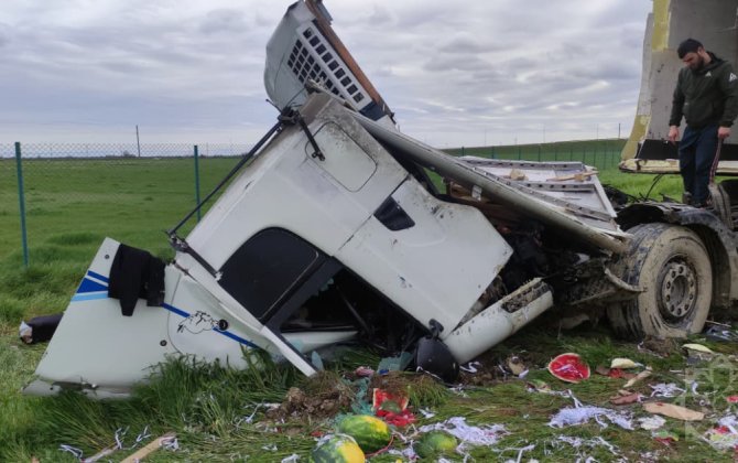 Ödənişli yolda yük avtomobili aşıb - FOTO