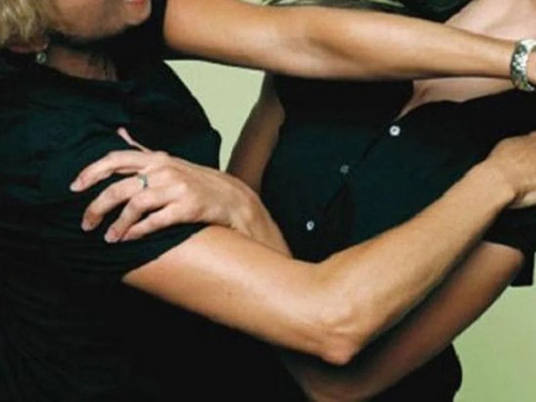 Borc mübahisəsinə qarışan qadın qonşusunun burnunu sındırdı