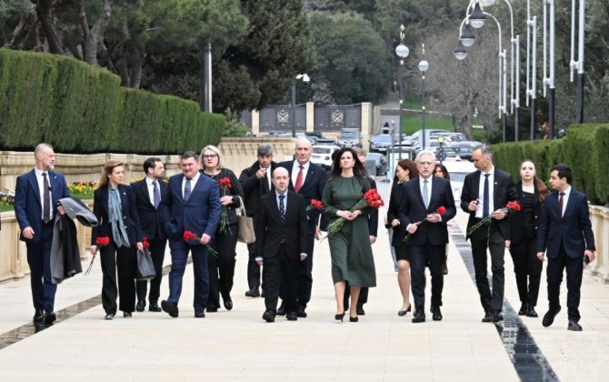 Litvanın Baş naziri Bakıda şəhidlərin xatirəsini andı - FOTOLAR