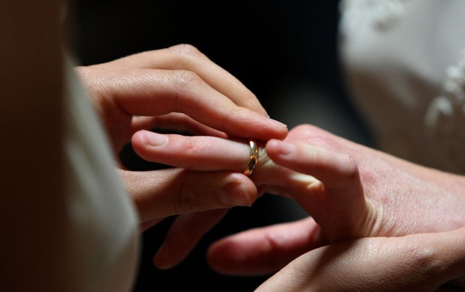 Мужчины в Азербайджане стали чаще брать фамилию жены