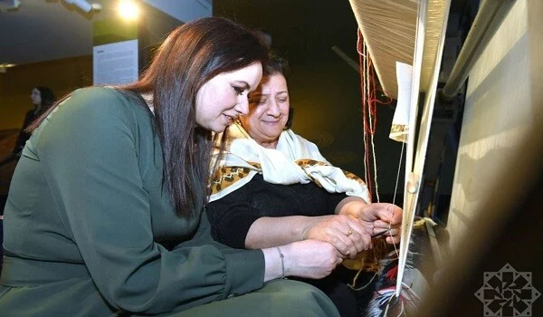 Litvanın baş naziri Bakıda xalça toxudu