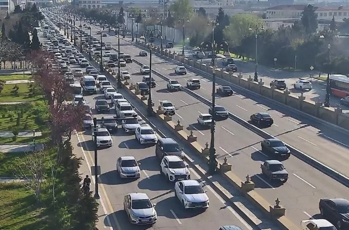 Paytaxtın bir çox küçələrində sıxlıq müşahidə olunur