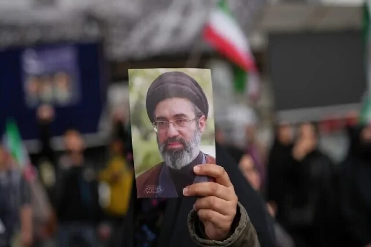 Müctəba Xamenei ağır üz və ayaq xəsarətləri alsa da zehni ayıqdır