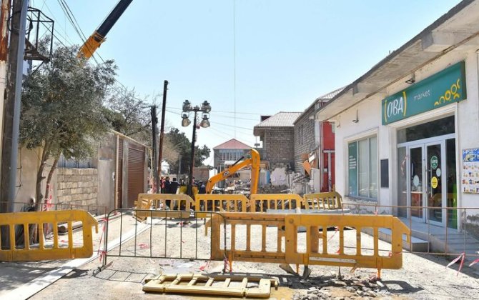 Üzərində evlər tikildiyinə görə çökən kollektorun qəzalı hissəsi dəyişdirilir - FOTO/VİDEO