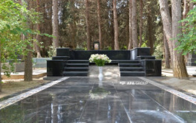 Установлен надгробный памятник народному художнику Таиру Салахову