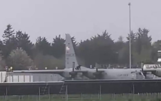 В Ирландии мужчина напал с топором на военный самолет США