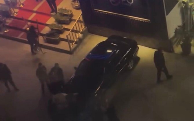 Bakıda restoranın qarşısında kütləvi dava düşdü - VİDEO