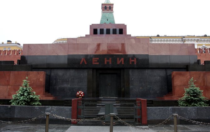 Студент бросил мокасин в саркофаг Ленина в Москве