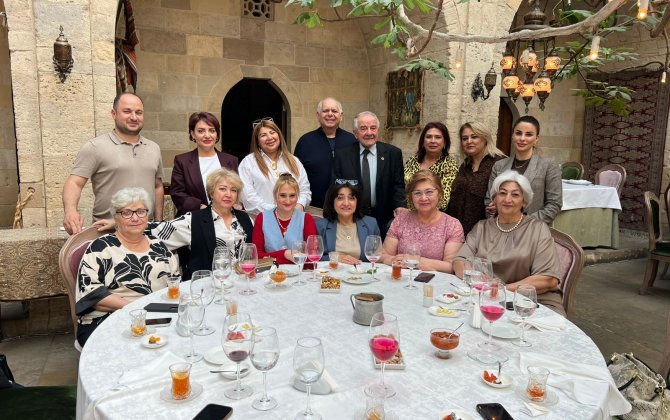 Azərbaycanın tanınmış yazıçısı Seyran Səxavət Dövlət Təhlükəsizliyi Xidmətinin bir qrup veteranı ilə görüş keçirib - FOTOLAR
