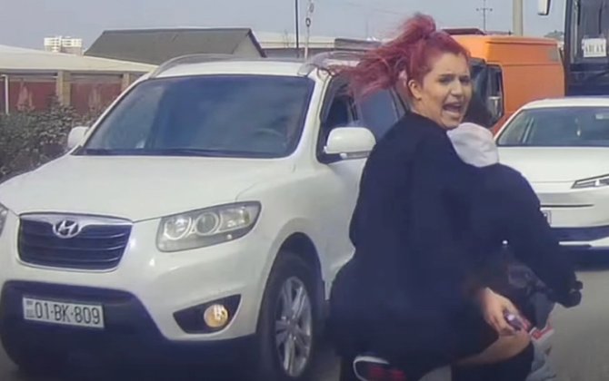 Gənc qızlar yolda motosikletlə təhlükəli hərəkətlər etdilər - VİDEO