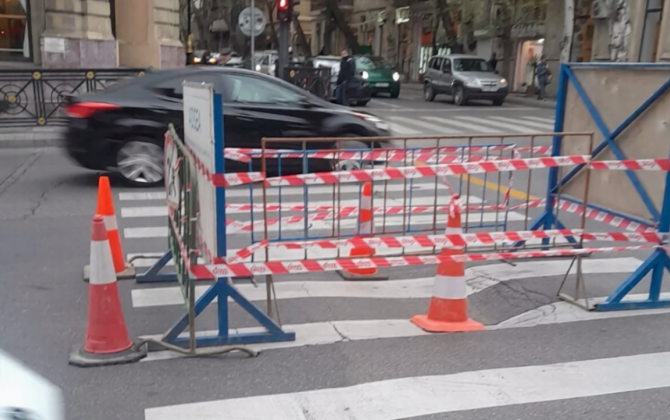 Paytaxtın mərkəzində yol çökdü - FOTO