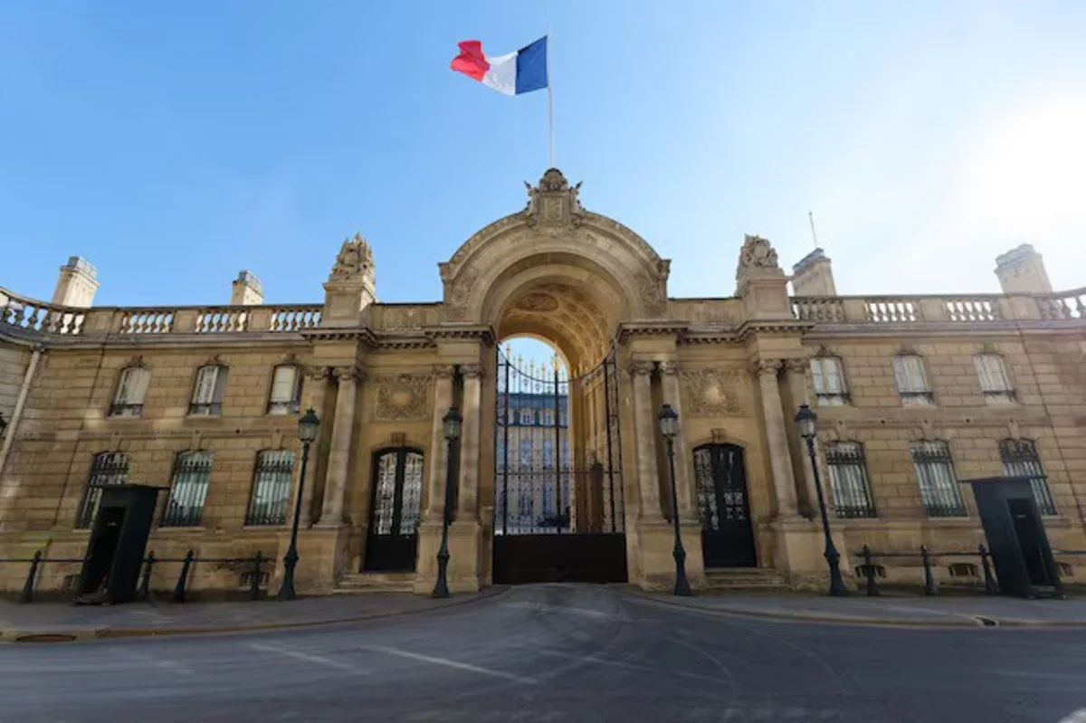 Fransada korrupsiya qalmaqalı: Polis Yelisey sarayında axtarış apardı