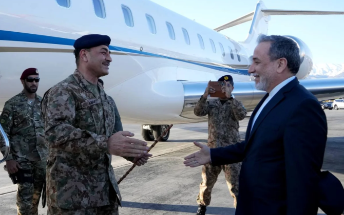 Asim Muniri Tehran hava limanında Abbas Əraqçi qarşılayıb