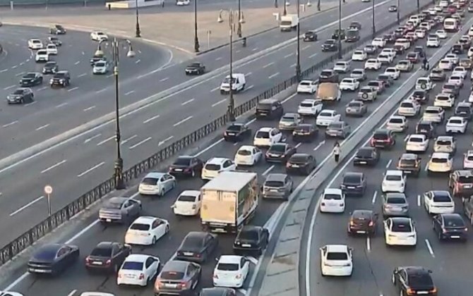 На ряде дорог Баку затруднено движение транспорта