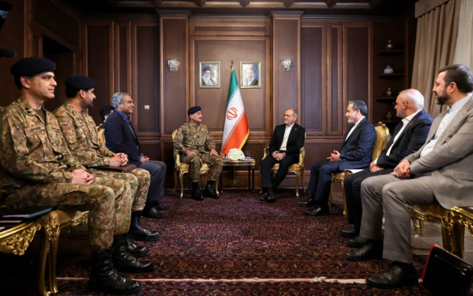Məsud Pezeşkian Pakistan ordusunun baş komandanı ilə görüşüb