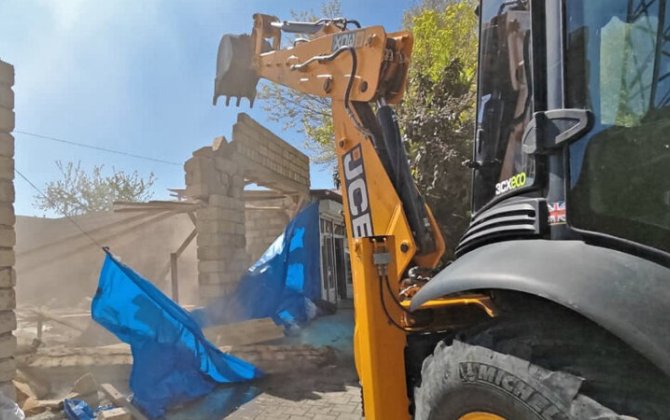 Gəncədə qanunsuz tikili söküldü - VİDEO