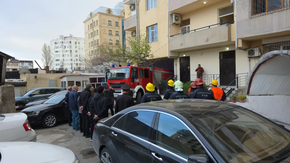 Yaşayış binasında təlimə gedən FHN işçiləri hovuza yaxınlaşa bilmədilər - VİDEO