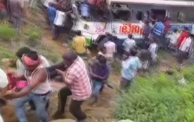 При падении микроавтобуса с горного серпантина на юге Индии погибли девять человек