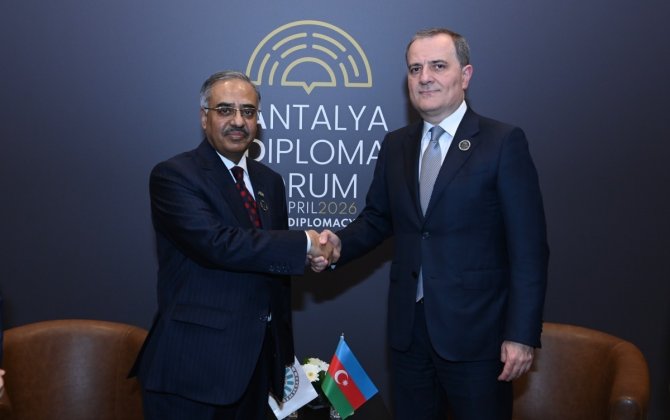 Джейхун Байрамов обсудил вопросы сотрудничества с генеральным секретарём D-8