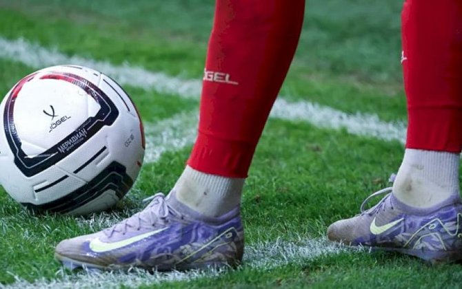 Sumqayıtda futbol oynayarkən halı pisləşən gənc ölüb