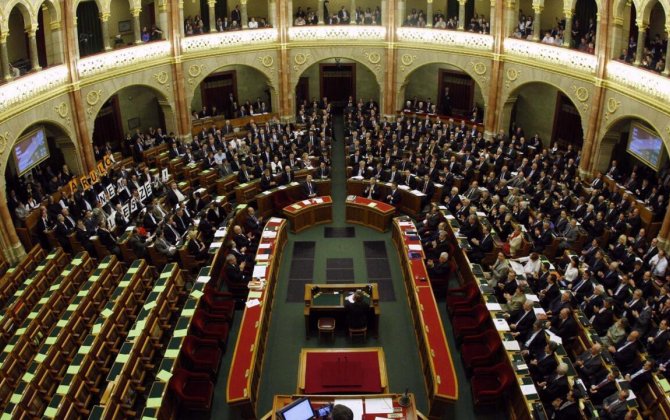 Стало известно, как распределились места в парламенте между партиями Мадьяра и Орбана