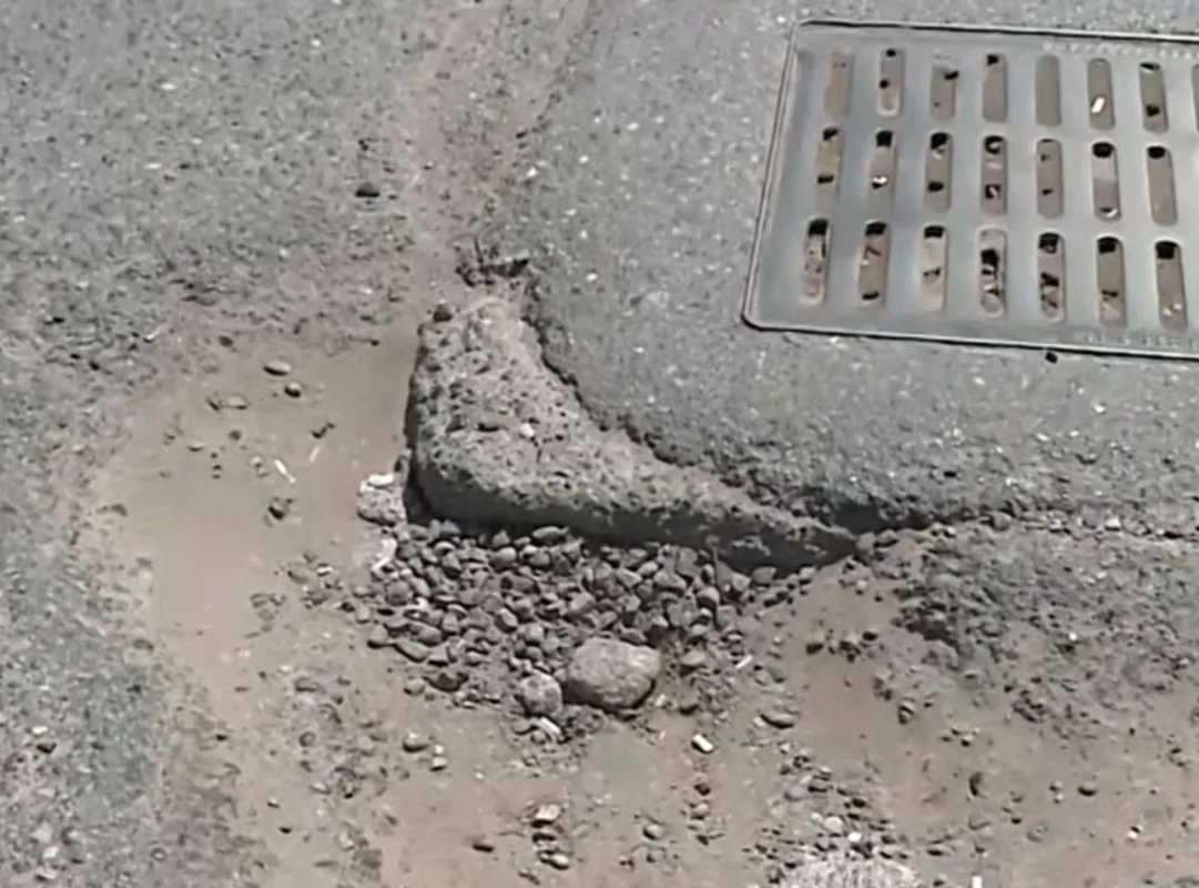 Binəqədi-Balaxanı yolunda sürücülərin kabusu: Çuxurlar maşınları sıradan çıxarır - VİDEO