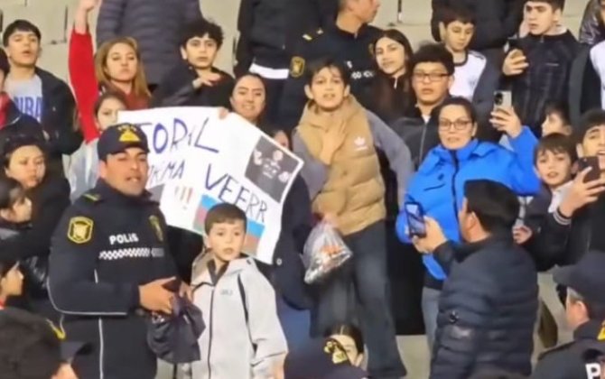 Toralın formasına görə tribunada mübahisə yarandı - İşə polis qarışdı -VİDEO