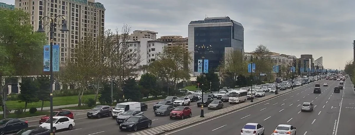Paytaxtın bir sıra küçələrində sıxlıq müşahidə edilir
