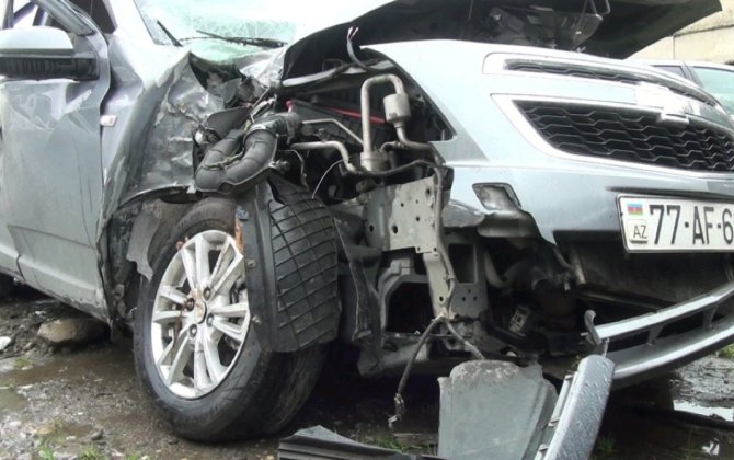 Qubada maşın ağaca çırpıldı: Ölən var - FOTOLAR