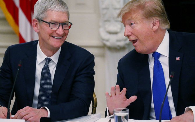 Трамп рассказал, как глава Apple звонил ему, чтобы «поцеловать в задницу»