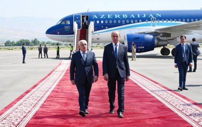 Али Асадов прибыл в Астану для участия в саммите RES2026