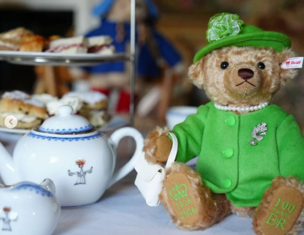 К 100-летию Елизаветы II выпустили плюшевого мишку в образе королевы