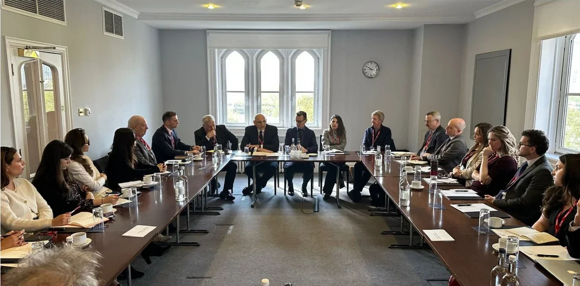 Эльчин Амирбеков встретился с британскими чиновниками и парламентариями