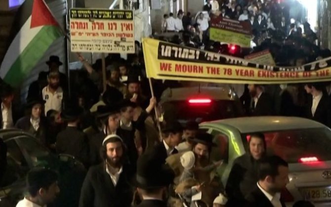 Qüdsdə bir qrup yəhudi İsrail bayrağını yandırıb milli bayrama etiraz etdi...+VİDEO