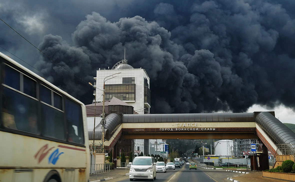 В Туапсе третий день горит НПЗ: город накрывает черный дождь