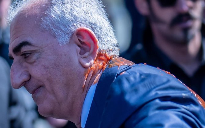 Резу Пехлеви облили краской в Берлине-ВИДЕО