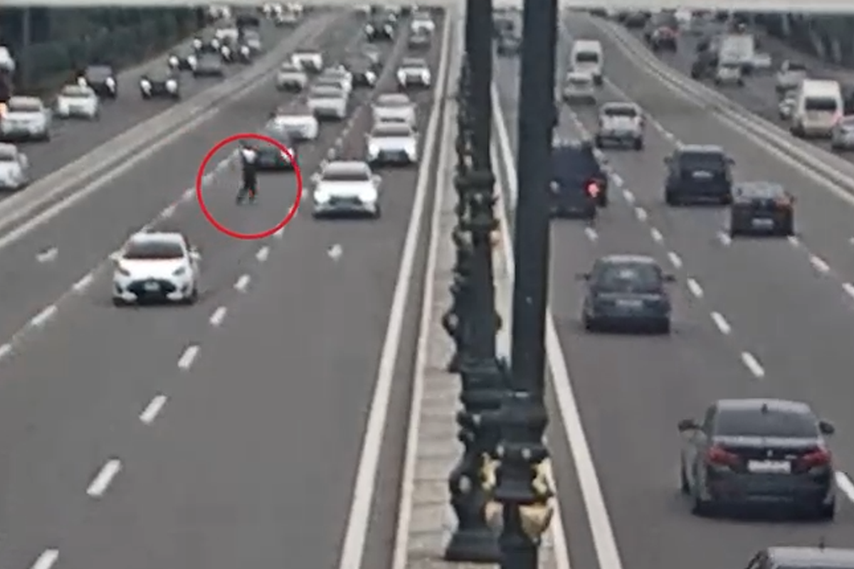 Qəzada xəsarət alan piyadanı yol polisi xəstəxanaya çatdırdı - VİDEO