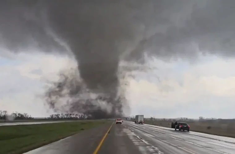 Торнадо обрушился на северо-запад американского штата Оклахома, есть пострадавшие