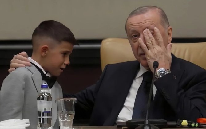Ərdoğan göz yaşlarını saxlaya bilmədi - VİDEO