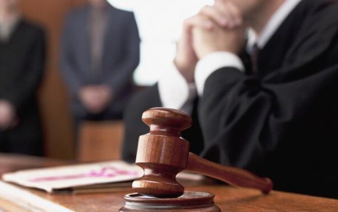 Bakıda atasını öldürməkdə təqsirləndirilən şəxs hakim qarşısında - FOTO