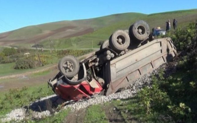 На автодороге Баку–Шамахы перевернулся грузовик