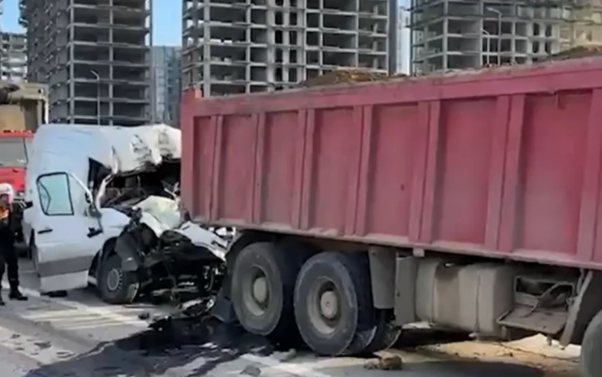 Bakıda yük maşınları toqquşub, sürücü xilas edilib - VİDEO