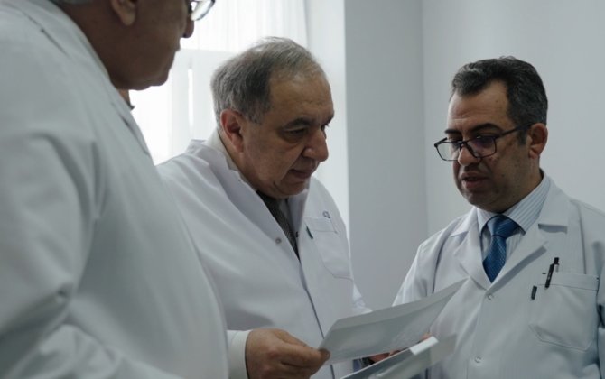 Səhiyyə Nazirliyindən 10 saatlıq unikal əməliyyat: pasiyentin öz sümüyü ilə yeni çənə quruldu