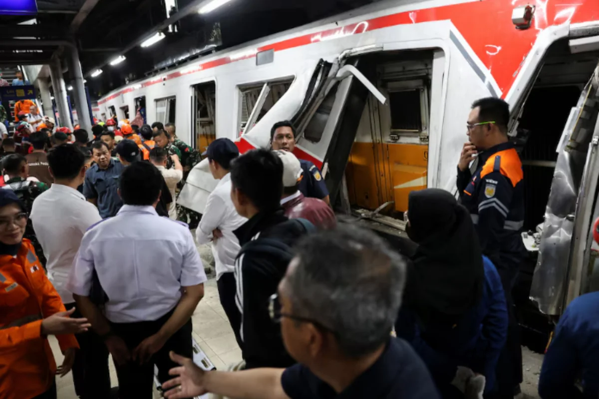 Sərnişin qatarları toqquşdu - Ölənlər və yaralananlar var - VİDEO