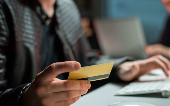 Zəngdən sonra kartından pul çıxarıldı və adına 2 kredit rəsmiləşdirildi - VİDEO