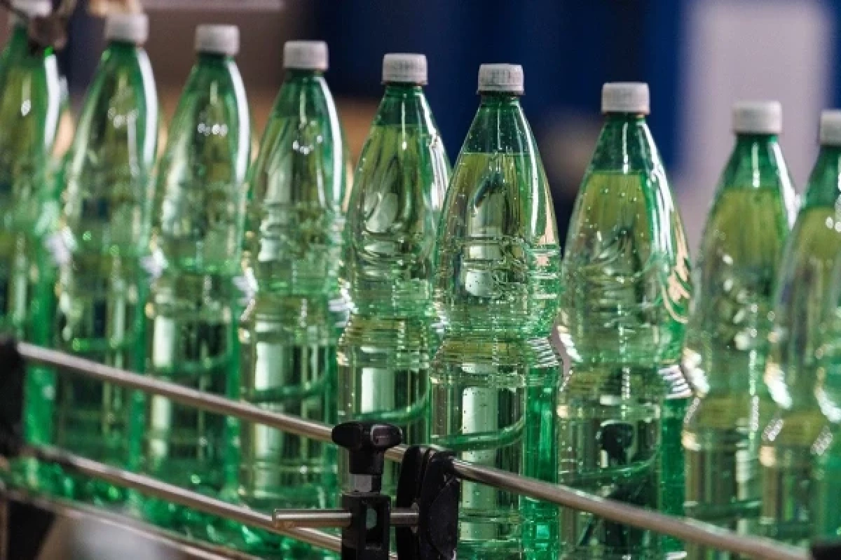 В России начали изымать из продажи минеральную воду из Армении 