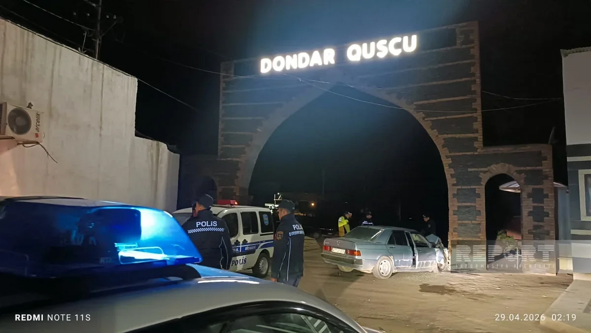 В Товузском районе автомобиль врезался в стену, пострадали три человека