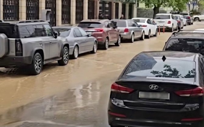 Bakıda boru partladı, küçəni su basdı - VİDEO